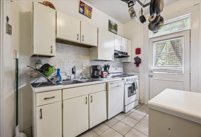 1901 LINDEN AVE, Memphis, Tennessee 38104, 3 Bedrooms Bedrooms, ,1 BathroomBathrooms,Duplexes,For Sale,LINDEN,10222642