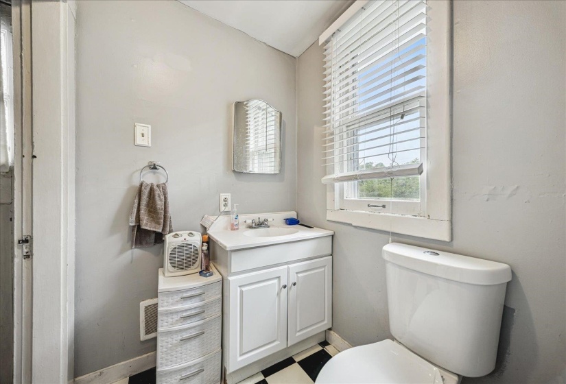 1901 LINDEN AVE, Memphis, Tennessee 38104, 3 Bedrooms Bedrooms, ,1 BathroomBathrooms,Duplexes,For Sale,LINDEN,10222642