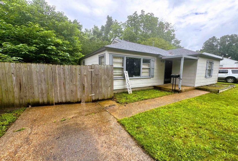 1644 RUSSWOOD RD, Memphis, Tennessee 38108, 3 Bedrooms Bedrooms, 6 Rooms Rooms,1 BathroomBathrooms,Rental Properties,For Sale,RUSSWOOD,10222716