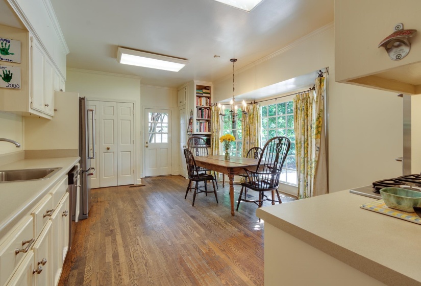353 WILLIAMSBURG LN, Memphis, Tennessee 38117, 5 Bedrooms Bedrooms, 9 Rooms Rooms,3 BathroomsBathrooms,Residential,For Sale,WILLIAMSBURG,10222626