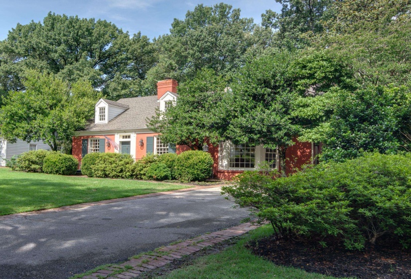 353 WILLIAMSBURG LN, Memphis, Tennessee 38117, 5 Bedrooms Bedrooms, 9 Rooms Rooms,3 BathroomsBathrooms,Residential,For Sale,WILLIAMSBURG,10222626