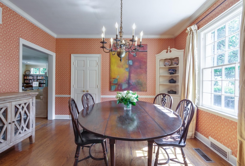353 WILLIAMSBURG LN, Memphis, Tennessee 38117, 5 Bedrooms Bedrooms, 9 Rooms Rooms,3 BathroomsBathrooms,Residential,For Sale,WILLIAMSBURG,10222626