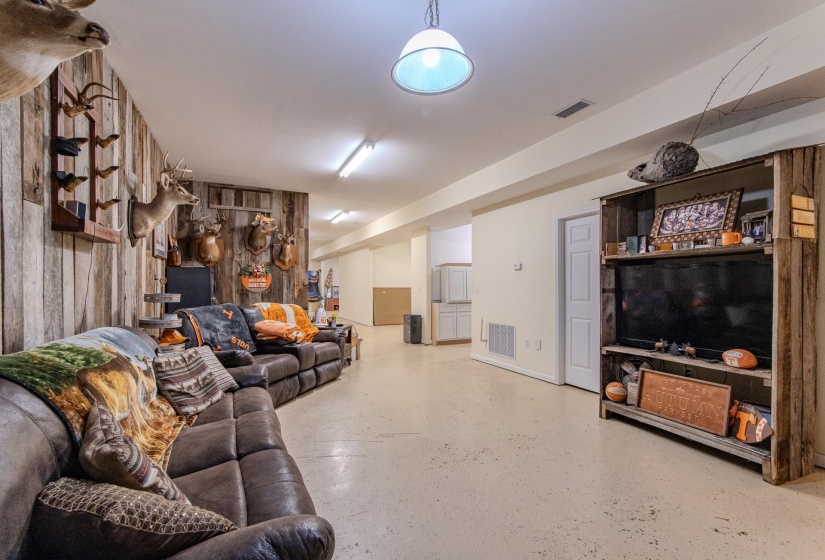 2411 KEAZEY HOLLOW RD, Waynesboro, Tennessee 38485, 4 Bedroom Bedrooms, 13 Room Rooms,3.2 BathroomBathrooms,Residential,For Sale,KEAZEY HOLLOW,0,10222670