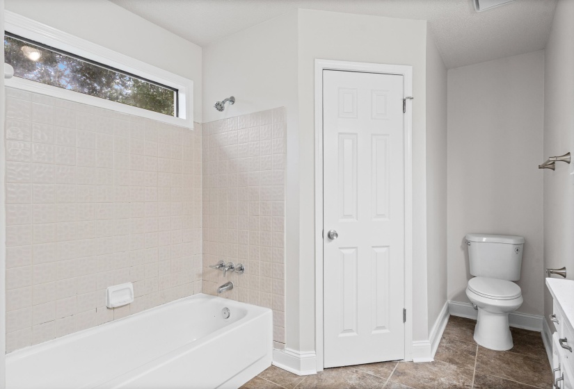 1417 HAWKCREST CV, Memphis, Tennessee 38016, 4 Bedroom Bedrooms, 7 Room Rooms,2.1 BathroomBathrooms,Residential,For Sale,HAWKCREST,0,10222684