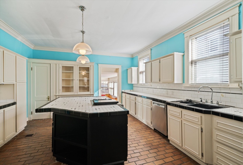 204 STONEWALL ST, Memphis, Tennessee 38112, 4 Bedrooms Bedrooms, 10 Rooms Rooms,3.1 BathroomsBathrooms,Residential,For Sale,STONEWALL,10222711