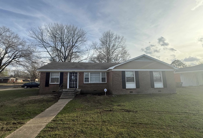 Ranch-style house with crawl space, brick siding, and a front lawn