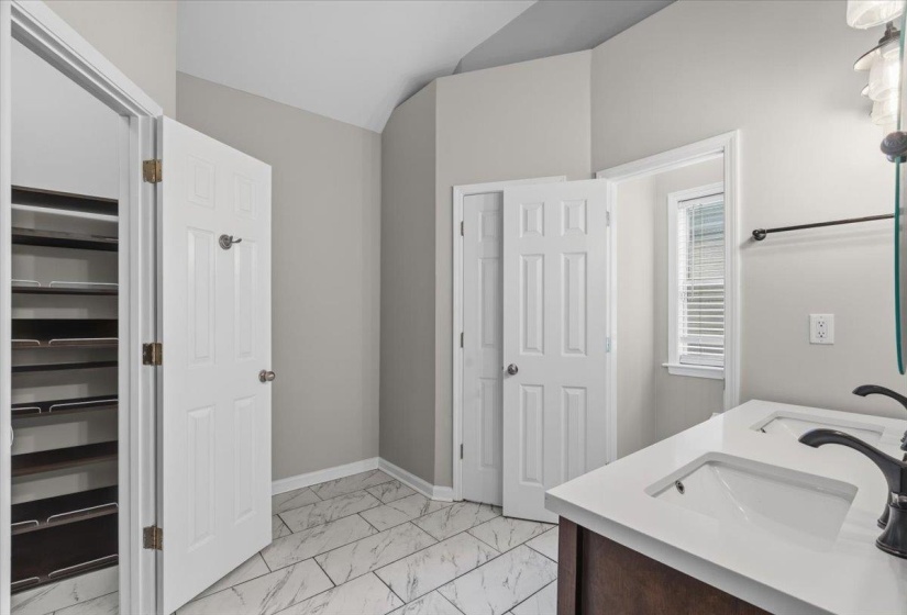 1201 MISTY ISLE DR, Memphis, Tennessee 38103, 3 Bedrooms Bedrooms, 6 Rooms Rooms,2.1 BathroomsBathrooms,Residential,For Sale,MISTY ISLE,10222753