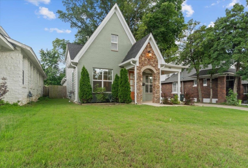 991 FORREST AVE, Memphis, Tennessee 38105, 4 Bedrooms Bedrooms, 7 Rooms Rooms,3 BathroomsBathrooms,Residential,For Sale,FORREST,10222769