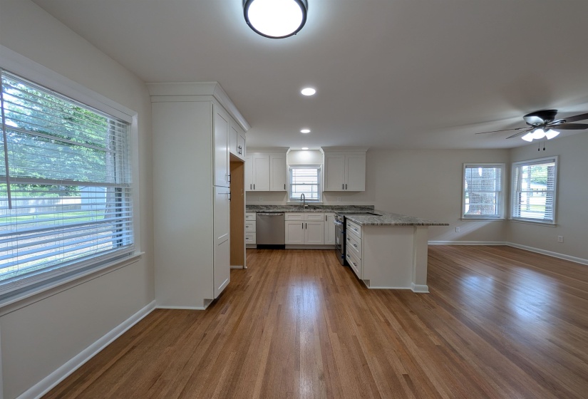 556 HERZL ST, Memphis, Tennessee 38117, 3 Bedrooms Bedrooms, 6 Rooms Rooms,1 BathroomBathrooms,Residential,For Sale,HERZL,10222799