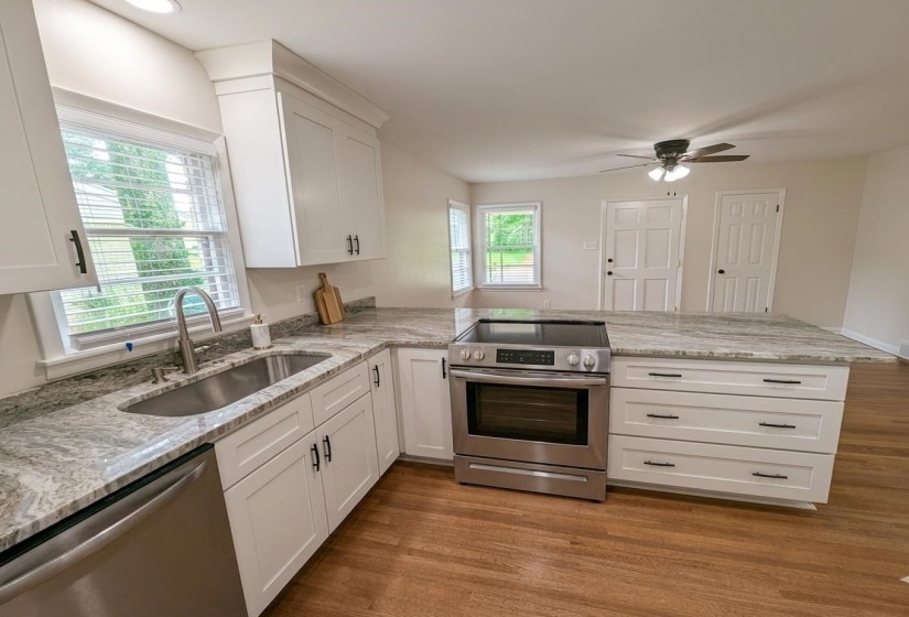 556 HERZL ST, Memphis, Tennessee 38117, 3 Bedrooms Bedrooms, 6 Rooms Rooms,1 BathroomBathrooms,Residential,For Sale,HERZL,10222799
