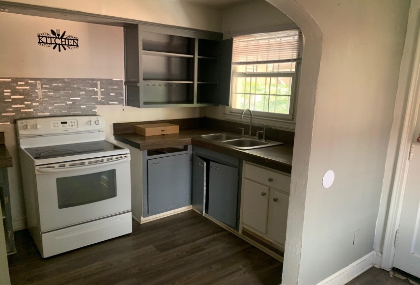 Kitchen featuring gray cabinetry, sink, dark hardwood / wood-style flooring, electric stove, and decorative backsplash