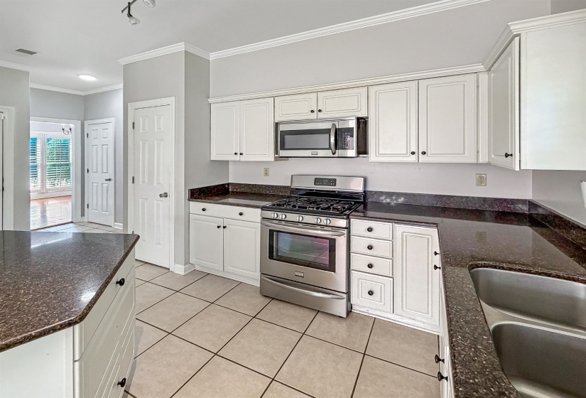215 LEAF TRAIL CT, Memphis, Tennessee 38018, 4 Bedroom Bedrooms, 8 Room Rooms,3 BathroomBathrooms,Residential,For Sale,LEAF TRAIL,0,10222840