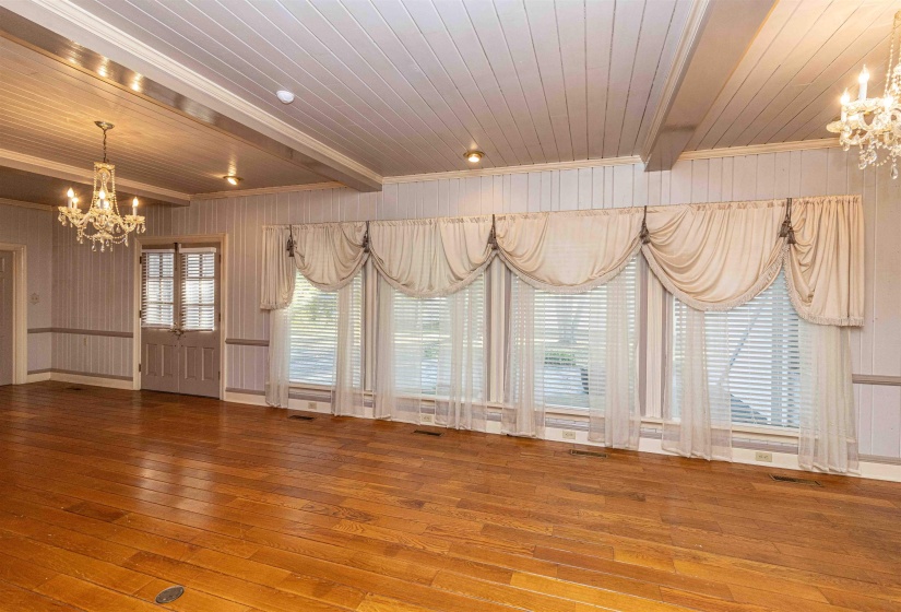 401 POPLAR AVE, Selmer, Tennessee 38375, 3 Bedrooms Bedrooms, 10 Rooms Rooms,3.1 BathroomsBathrooms,Residential,For Sale,POPLAR,10222852