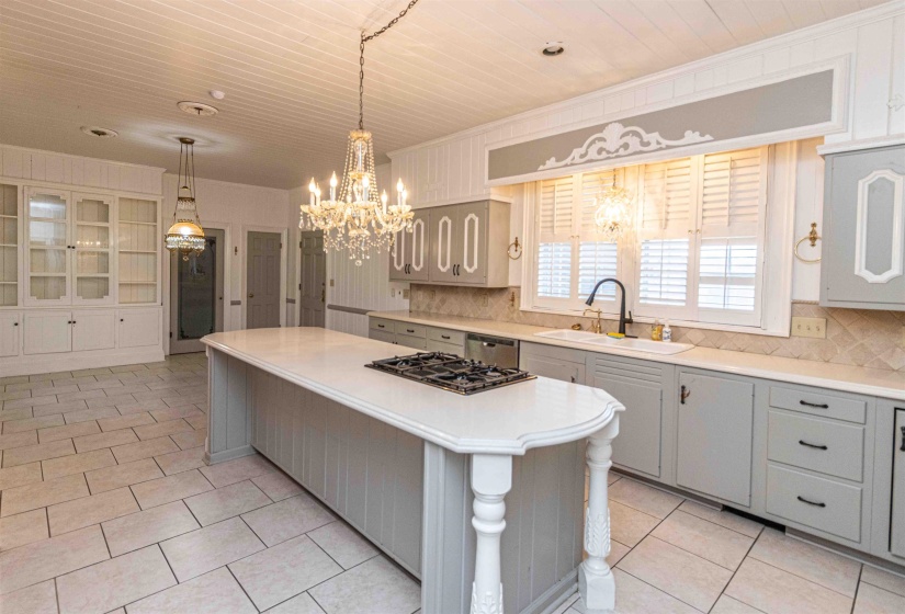 401 POPLAR AVE, Selmer, Tennessee 38375, 3 Bedrooms Bedrooms, 10 Rooms Rooms,3.1 BathroomsBathrooms,Residential,For Sale,POPLAR,10222852
