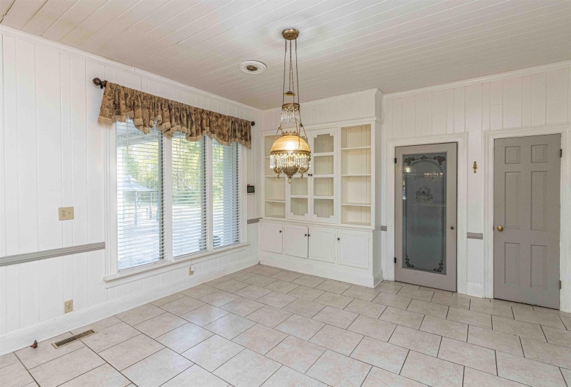 401 POPLAR AVE, Selmer, Tennessee 38375, 3 Bedrooms Bedrooms, 10 Rooms Rooms,3.1 BathroomsBathrooms,Residential,For Sale,POPLAR,10222852