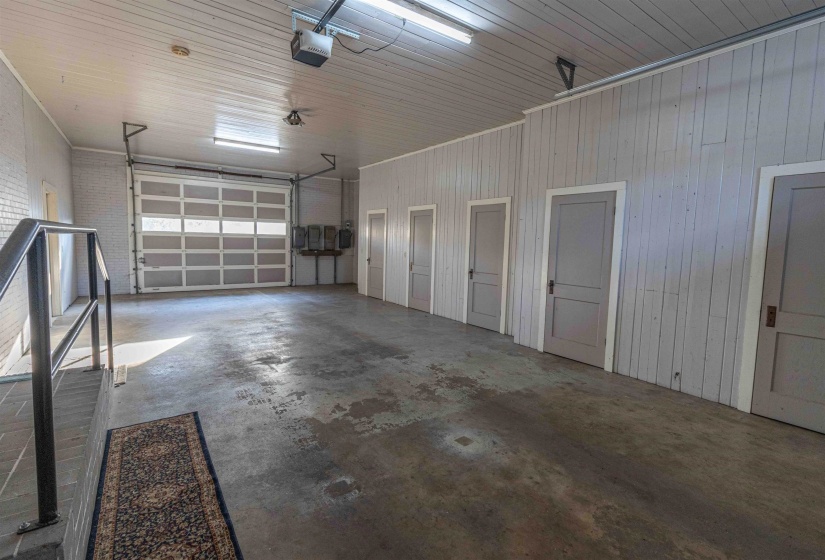 401 POPLAR AVE, Selmer, Tennessee 38375, 3 Bedrooms Bedrooms, 10 Rooms Rooms,3.1 BathroomsBathrooms,Residential,For Sale,POPLAR,10222852