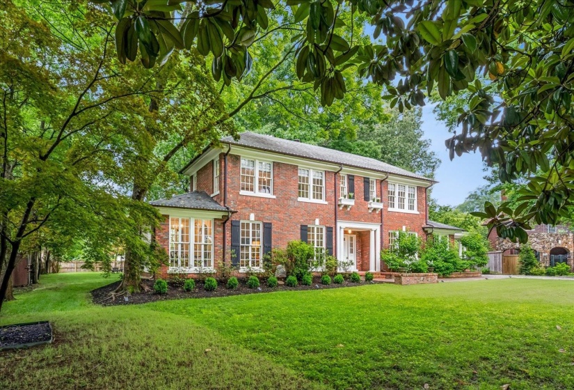 605 EAST DR, Memphis, Tennessee 38112, 3 Bedroom Bedrooms, 9 Room Rooms,2.1 BathroomBathrooms,Residential,For Sale,EAST,0,10222855