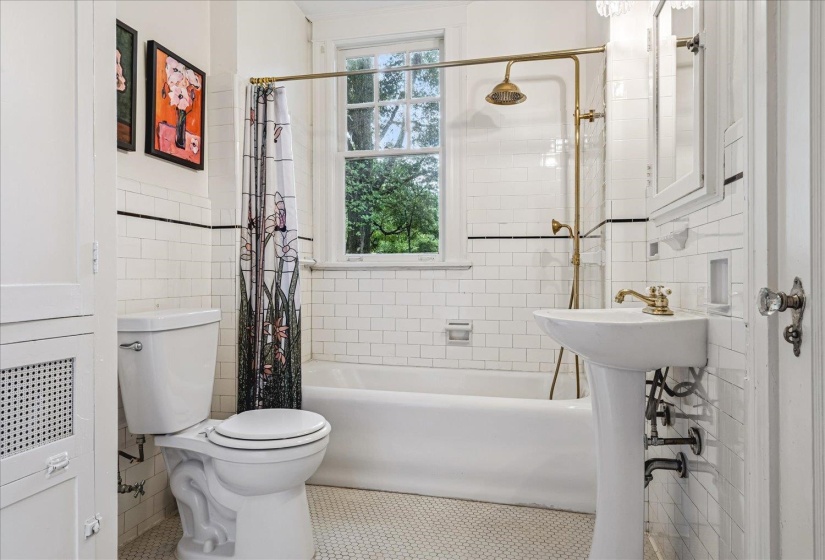 605 EAST DR, Memphis, Tennessee 38112, 3 Bedroom Bedrooms, 9 Room Rooms,2.1 BathroomBathrooms,Residential,For Sale,EAST,0,10222855