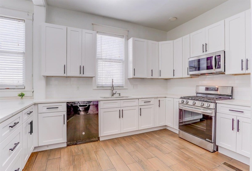 216 MCNEIL ST, Memphis, Tennessee 38112, 5 Bedroom Bedrooms, 12 Room Rooms,3 BathroomBathrooms,Residential,For Sale,MCNEIL,0,10222869