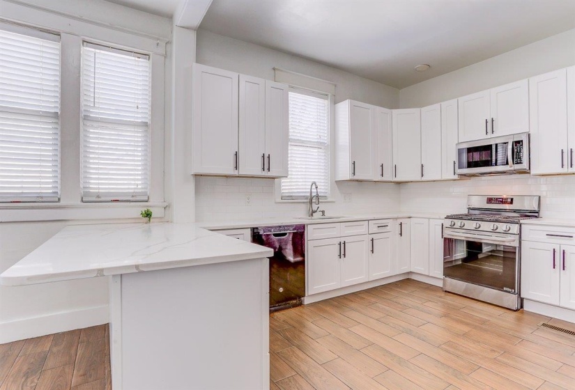 216 MCNEIL ST, Memphis, Tennessee 38112, 5 Bedroom Bedrooms, 12 Room Rooms,3 BathroomBathrooms,Residential,For Sale,MCNEIL,0,10222869