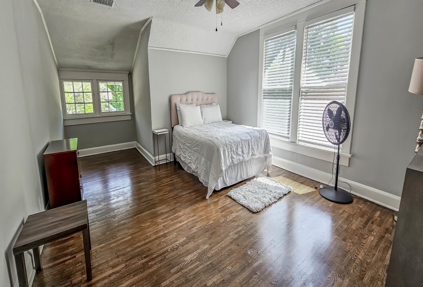 1389 AGNES PL, Memphis, Tennessee 38104, 4 Bedroom Bedrooms, 11 Room Rooms,4 BathroomBathrooms,Rental Properties,For Sale,AGNES,0,10222921