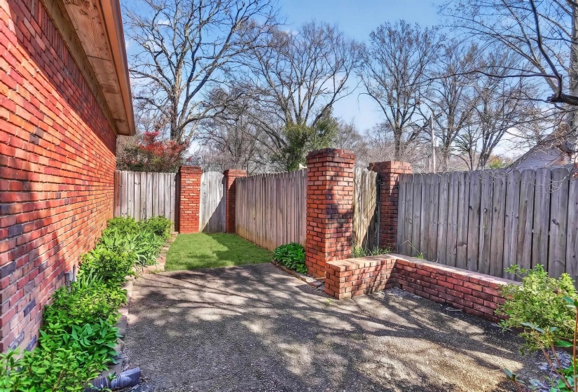 344 GREENWAY PL, Memphis, Tennessee 38117, 3 Bedrooms Bedrooms, 6 Rooms Rooms,2.1 BathroomsBathrooms,Residential,For Sale,GREENWAY,10210312