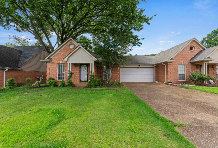 2749 COLONIAL TOWERS DR, Memphis, Tennessee 38016, 2 Bedroom Bedrooms, 4 Room Rooms,2 BathroomBathrooms,Residential,For Sale,COLONIAL TOWERS,0,10222895