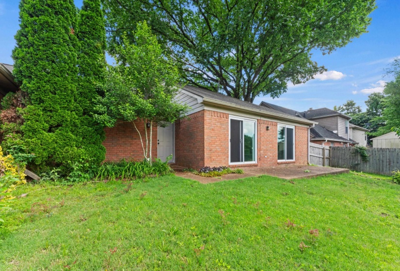 2749 COLONIAL TOWERS DR, Memphis, Tennessee 38016, 2 Bedroom Bedrooms, 4 Room Rooms,2 BathroomBathrooms,Residential,For Sale,COLONIAL TOWERS,0,10222895
