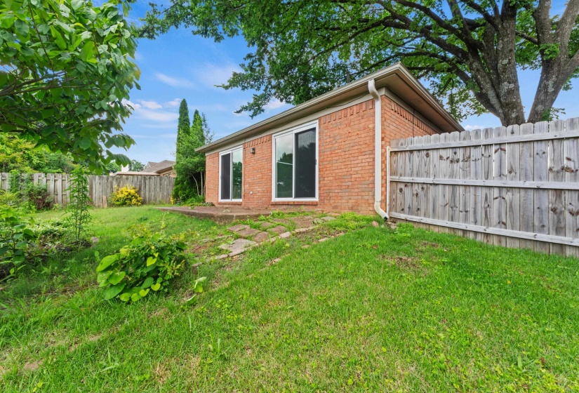 2749 COLONIAL TOWERS DR, Memphis, Tennessee 38016, 2 Bedroom Bedrooms, 4 Room Rooms,2 BathroomBathrooms,Residential,For Sale,COLONIAL TOWERS,0,10222895
