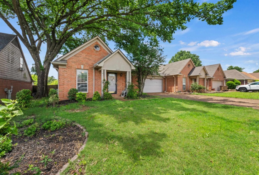 2749 COLONIAL TOWERS DR, Memphis, Tennessee 38016, 2 Bedroom Bedrooms, 4 Room Rooms,2 BathroomBathrooms,Residential,For Sale,COLONIAL TOWERS,0,10222895
