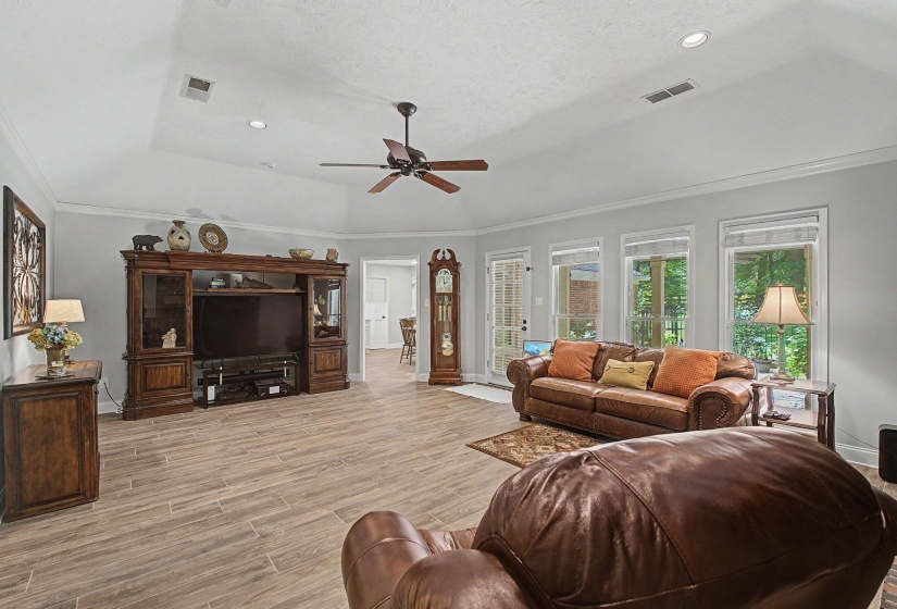 9035 POST OAK LN, Unicorp/Memphis, Tennessee 38125, 4 Bedrooms Bedrooms, 8 Rooms Rooms,2.1 BathroomsBathrooms,Residential,For Sale,POST OAK,10222930