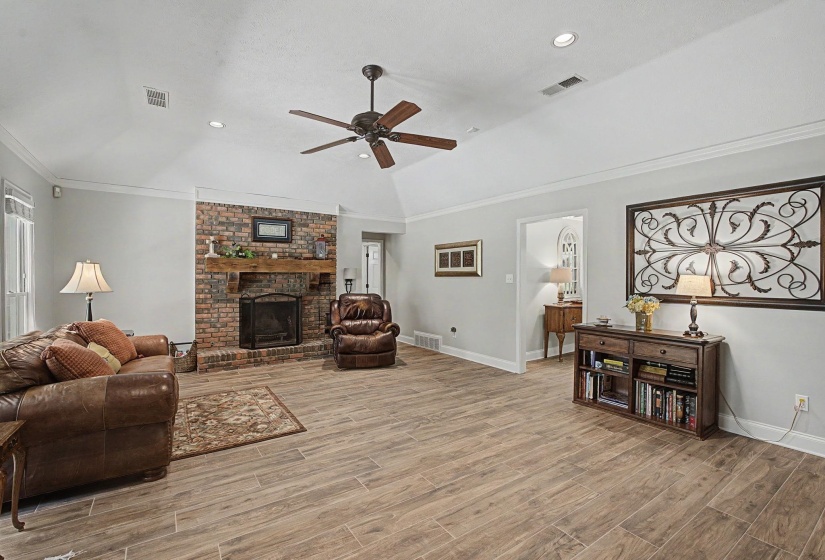 9035 POST OAK LN, Unicorp/Memphis, Tennessee 38125, 4 Bedrooms Bedrooms, 8 Rooms Rooms,2.1 BathroomsBathrooms,Residential,For Sale,POST OAK,10222930