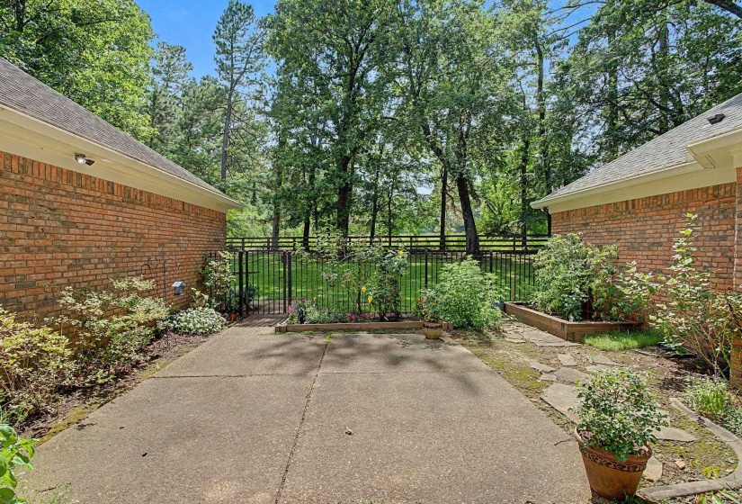 9035 POST OAK LN, Unicorp/Memphis, Tennessee 38125, 4 Bedrooms Bedrooms, 8 Rooms Rooms,2.1 BathroomsBathrooms,Residential,For Sale,POST OAK,10222930