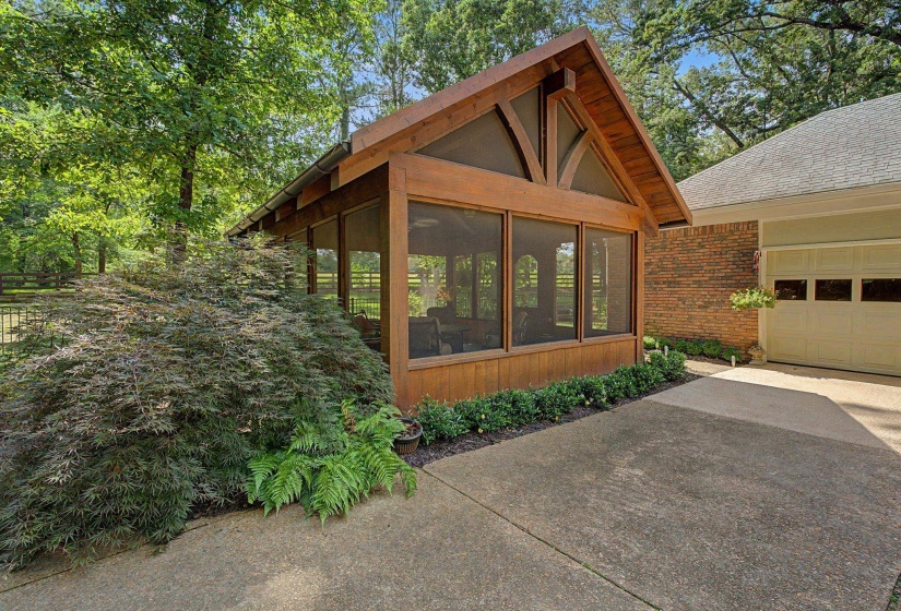 9035 POST OAK LN, Unicorp/Memphis, Tennessee 38125, 4 Bedrooms Bedrooms, 8 Rooms Rooms,2.1 BathroomsBathrooms,Residential,For Sale,POST OAK,10222930