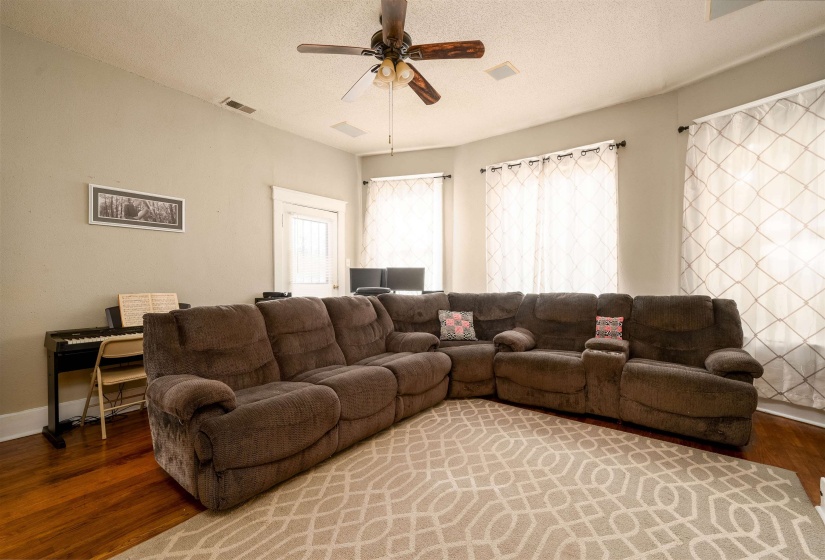 1720 CRUMP AVE, Memphis, Tennessee 38107, 4 Bedrooms Bedrooms, 7 Rooms Rooms,4 BathroomsBathrooms,Residential,For Sale,CRUMP,10222943