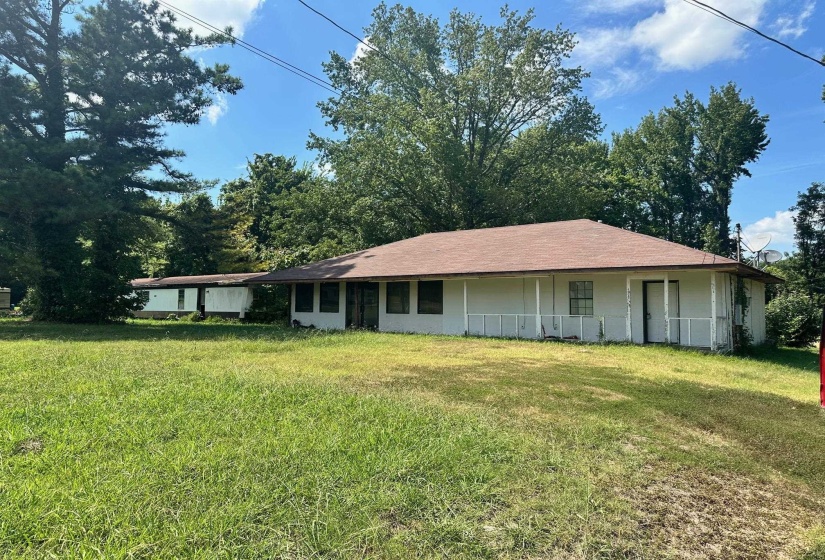 View of front facade featuring a front lawn