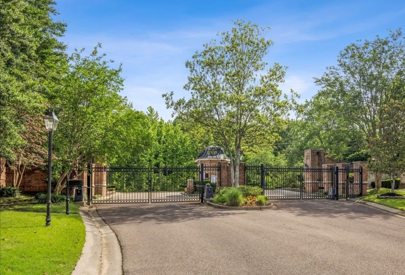 1020 MURRAY HILL LN, Memphis, Tennessee 38120, 3 Bedrooms Bedrooms, 6 Rooms Rooms,2.1 BathroomsBathrooms,Residential,For Sale,MURRAY HILL,10222958