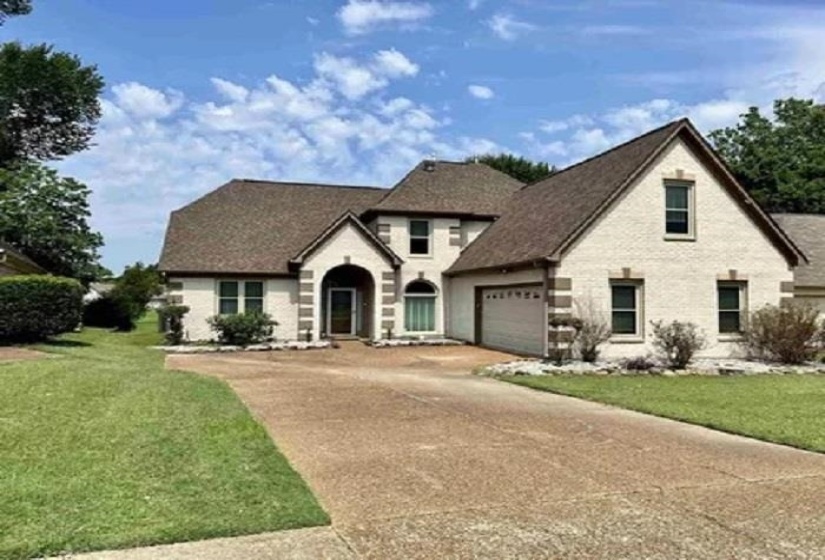 1221 CORDOVA CLUB DR, Cordova, Tennessee 38018, 3 Bedroom Bedrooms, 8 Room Rooms,2.1 BathroomBathrooms,Residential,For Sale,CORDOVA CLUB,0,10222621