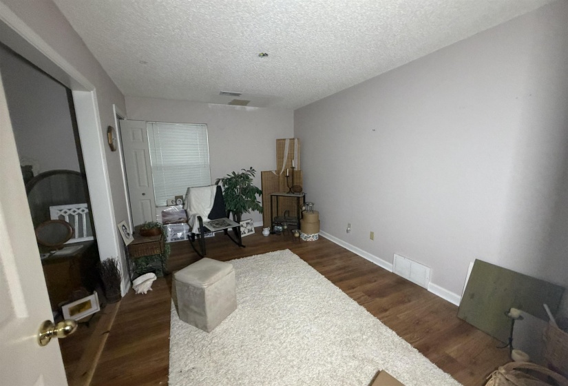 Image quality insufficient for description