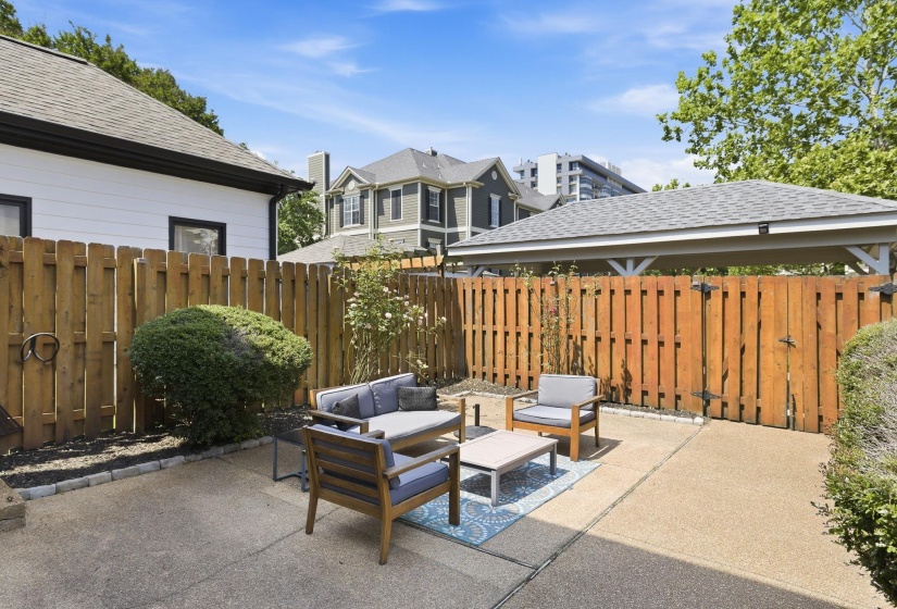 589 MADEWOOD DR, Memphis, Tennessee 38103, 2 Bedroom Bedrooms, 4 Room Rooms,2.1 BathroomBathrooms,Residential,For Sale,MADEWOOD,0,10223094
