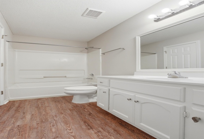 7446 CLIFFWOOD DR, Horn Lake, Mississippi 38637-1191, 4 Bedroom Bedrooms, 6 Room Rooms,2 BathroomBathrooms,Residential,For Sale,CLIFFWOOD,0,10223097