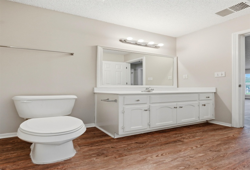 7446 CLIFFWOOD DR, Horn Lake, Mississippi 38637-1191, 4 Bedroom Bedrooms, 6 Room Rooms,2 BathroomBathrooms,Residential,For Sale,CLIFFWOOD,0,10223097