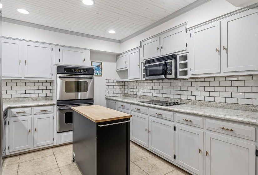 6735 POPLAR PIKE, Memphis, Tennessee 38119, 3 Bedrooms Bedrooms, 7 Rooms Rooms,2.2 BathroomsBathrooms,Residential,For Sale,POPLAR,10223084