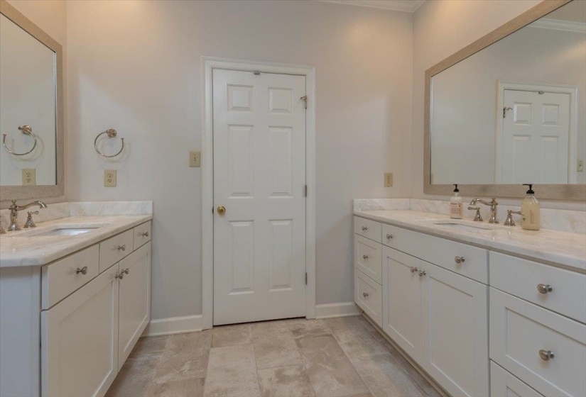 2062 JOHNSON RD, Germantown, Tennessee 38139, 4 Bedroom Bedrooms, 10 Room Rooms,4 BathroomBathrooms,Residential,For Sale,JOHNSON,0,10223127