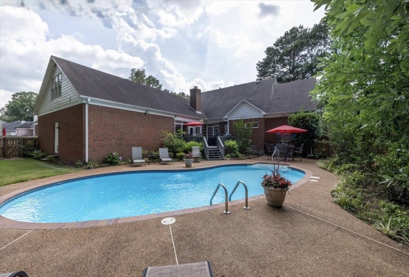 2062 JOHNSON RD, Germantown, Tennessee 38139, 4 Bedroom Bedrooms, 10 Room Rooms,4 BathroomBathrooms,Residential,For Sale,JOHNSON,0,10223127