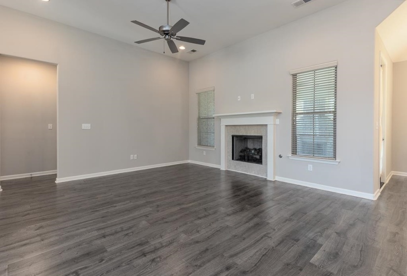 190 LAUREL GLEN DR, Oakland, Tennessee 38060, 4 Bedrooms Bedrooms, 8 Rooms Rooms,3 BathroomsBathrooms,Residential,For Sale,LAUREL GLEN,10223153