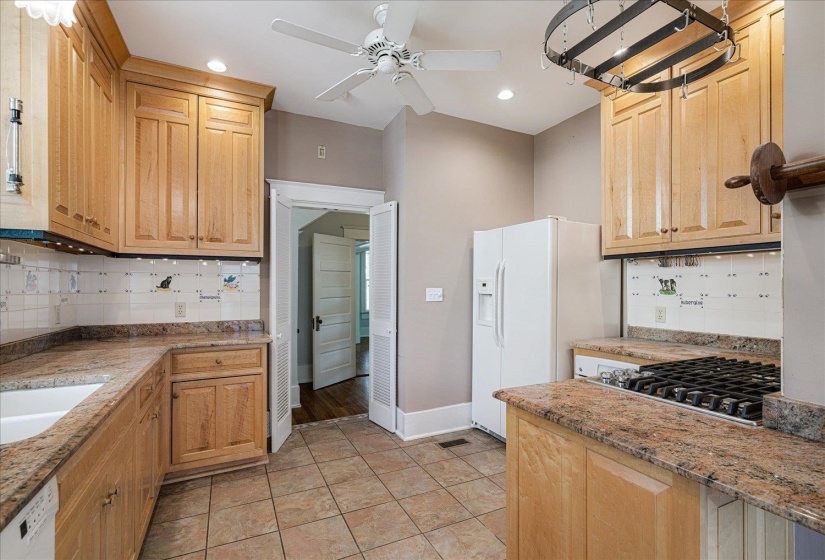 1630 CARR AVE, Memphis, Tennessee 38104, 4 Bedroom Bedrooms, 11 Room Rooms,2.1 BathroomBathrooms,Residential,For Sale,CARR,0,10223217