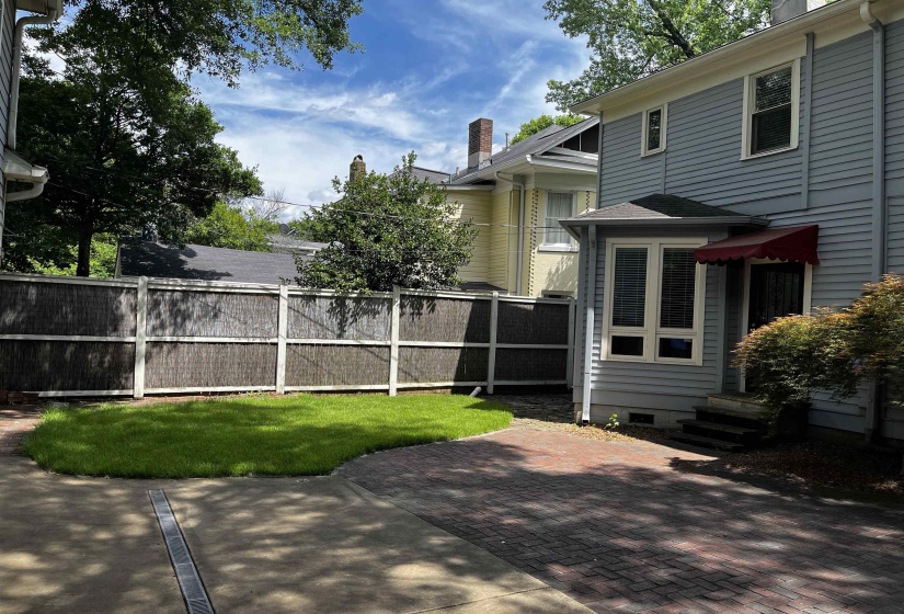 1630 CARR AVE, Memphis, Tennessee 38104, 4 Bedroom Bedrooms, 11 Room Rooms,2.1 BathroomBathrooms,Residential,For Sale,CARR,0,10223217