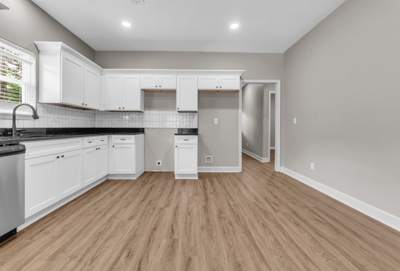 3721 HUNTINGDON LN, Memphis, Tennessee 38111, 4 Bedroom Bedrooms, 5 Room Rooms,2 BathroomBathrooms,Residential,For Sale,HUNTINGDON,0,10223218