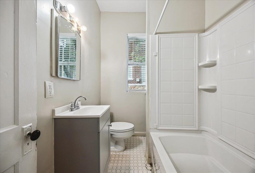 1901 LINDEN AVE, Memphis, Tennessee 38104, 6 Bedrooms Bedrooms, 10 Rooms Rooms,3 BathroomsBathrooms,Residential,For Sale,LINDEN,10223259
